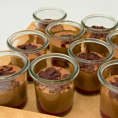 Schokoladenmousse mit Beeren im Glas – Bild 2