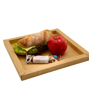 lunchpaket sandwich dunkel mit salami, apfel, schokoriegel