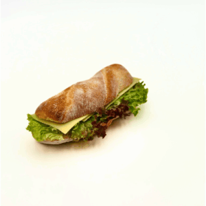 lunchpaket sandwich dunkel mit salami, apfel, schokoriegel